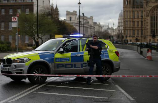 英国议会大厦附近发生枪击,持刀男子袭警被击毙